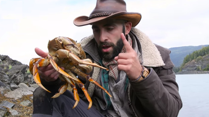 Coyote Peterson và cua Dungeness. Coyote Peterson và cua Dungeness.