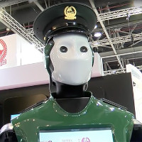 Robot cảnh sát sắp thu tiền phạt trên đường phố Dubai