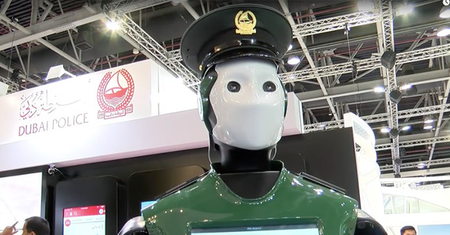 Robot cảnh sát sắp thu tiền phạt trên đường phố Dubai