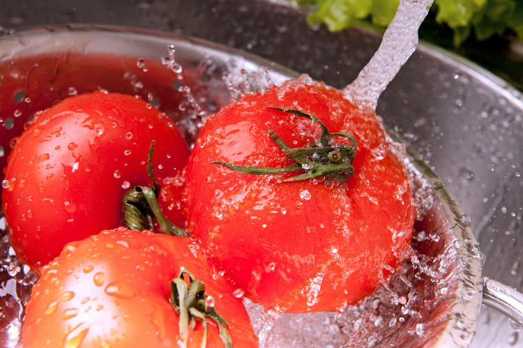 Nước lạnh giúp loại bỏ nhiều hóa chất độc hại trên rau quả.