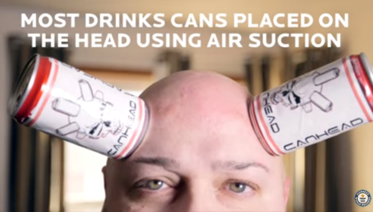 Jamie Keeton đang để 2 lon nước trên đầu.