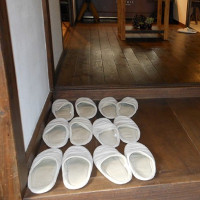 Vì sao người Nhật Bản, Hàn Quốc... luôn cởi giày trước khi vào cửa?