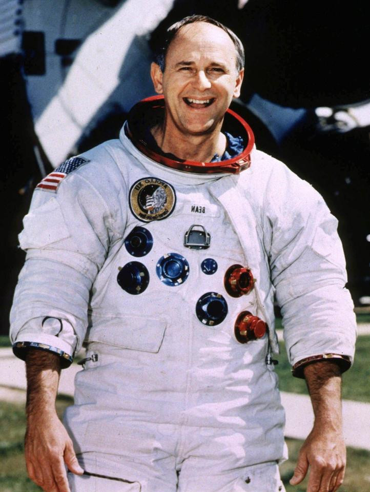 Phi hành gia tàu Apollo 12 nói về người ngoài hành tinh