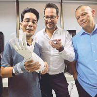 Thầy giáo Malaysia chế chi giả điều khiển bằng giọng nói