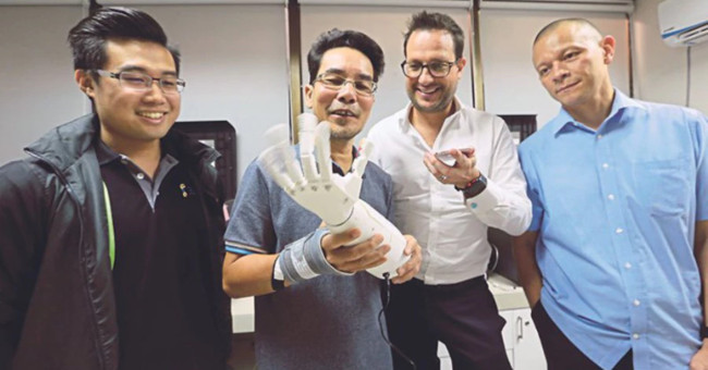 Thầy giáo Malaysia chế chi giả điều khiển bằng giọng nói