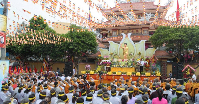 Hân hoan thiết trí lễ đài Phật đản tại tư gia Phật tử