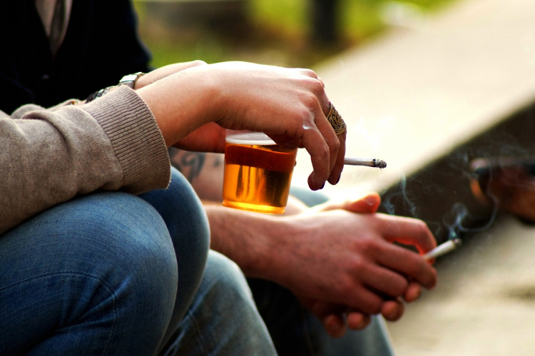 Có từ 80% đến 90% người nghiện rượu có hút thuốc.