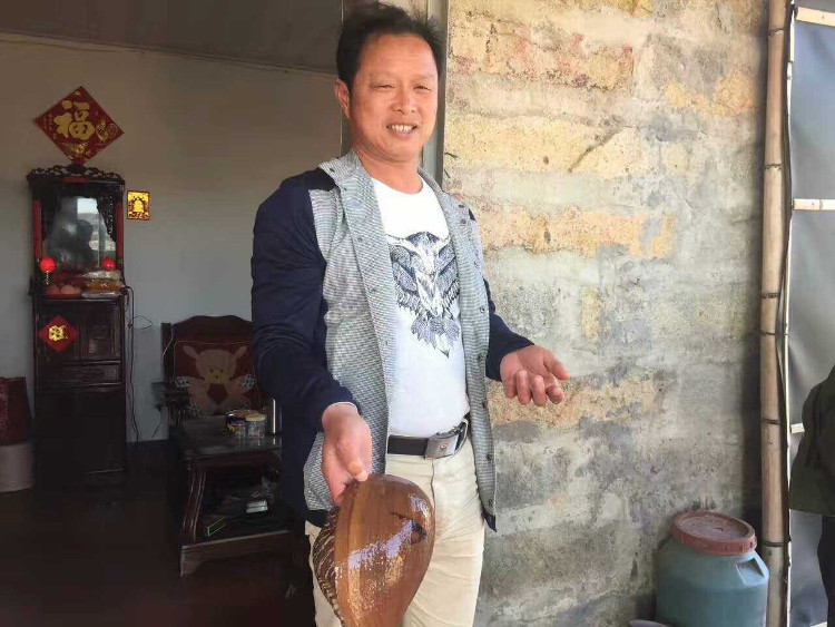 Viên ngọc to bằng đồng xu trong bụng ốc xà cừ ở Trung Quốc