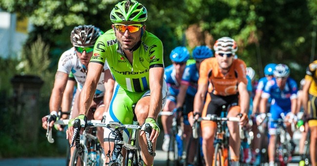 Vì sao kính râm thể thao có nhiều màu khác nhau?