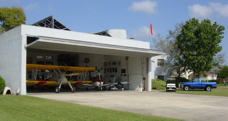 Thay vì có garage ô tô, người dân sử dụng nhà chứa máy bay.