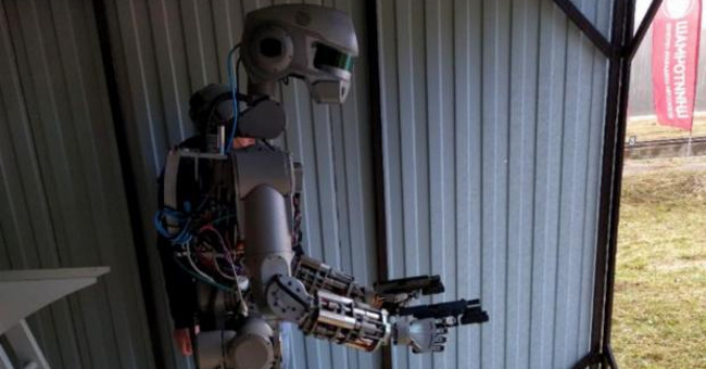 Robot Nga học cách bắn súng hai tay trước khi lên Mặt Trăng