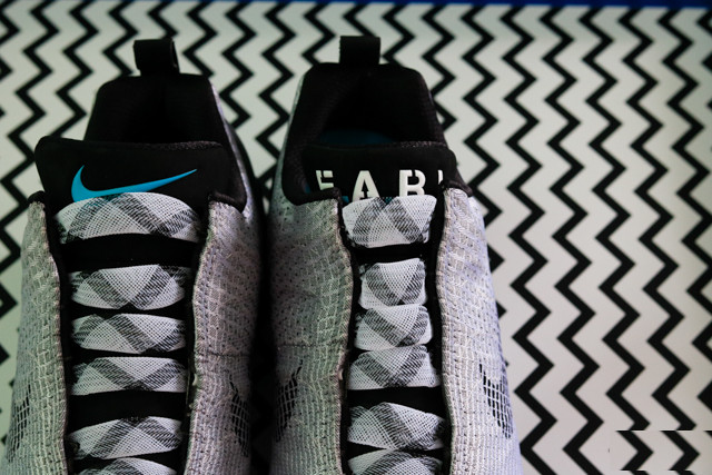 Đập hộp đôi giày tự thắt dây đầu tiên trên thế giới Nike HyperAdapt 1.0 giá 40 triệu