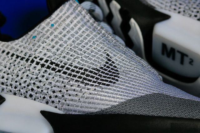 Đập hộp đôi giày tự thắt dây đầu tiên trên thế giới Nike HyperAdapt 1.0 giá 40 triệu