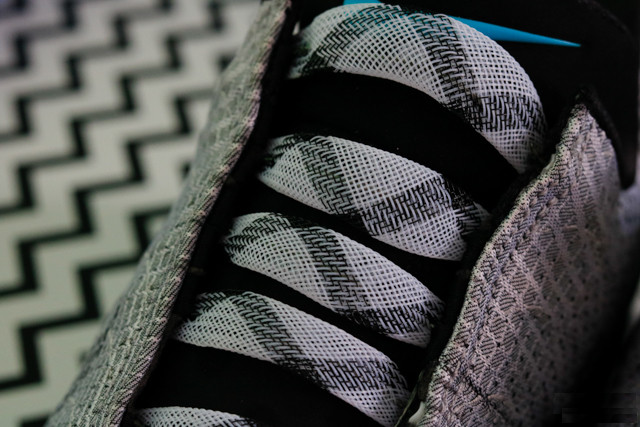 Đập hộp đôi giày tự thắt dây đầu tiên trên thế giới Nike HyperAdapt 1.0 giá 40 triệu