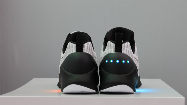 Đập hộp đôi giày tự thắt dây đầu tiên trên thế giới Nike HyperAdapt 1.0 giá 40 triệu