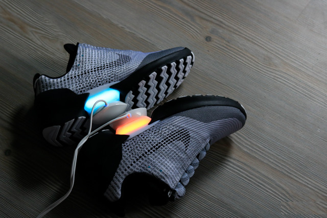 Đập hộp đôi giày tự thắt dây đầu tiên trên thế giới Nike HyperAdapt 1.0 giá 40 triệu