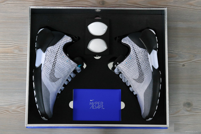Đập hộp đôi giày tự thắt dây đầu tiên trên thế giới Nike HyperAdapt 1.0 giá 40 triệu