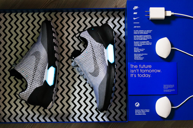 Đập hộp đôi giày tự thắt dây đầu tiên trên thế giới Nike HyperAdapt 1.0 giá 40 triệu