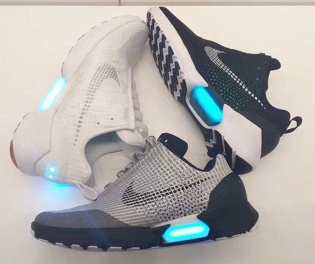 Đập hộp đôi giày tự thắt dây đầu tiên trên thế giới Nike HyperAdapt 1.0 giá 40 triệu