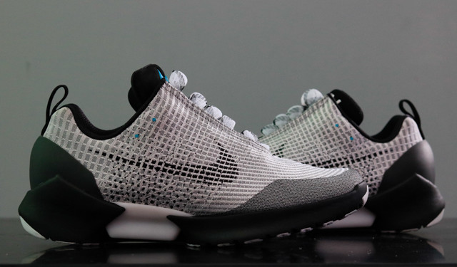 Đập hộp đôi giày tự thắt dây đầu tiên trên thế giới Nike HyperAdapt 1.0 giá 40 triệu