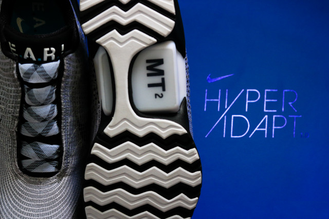 Đập hộp đôi giày tự thắt dây đầu tiên trên thế giới Nike HyperAdapt 1.0 giá 40 triệu