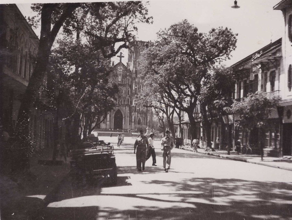 Trên phố Nhà Thờ một ngày nắng. 
