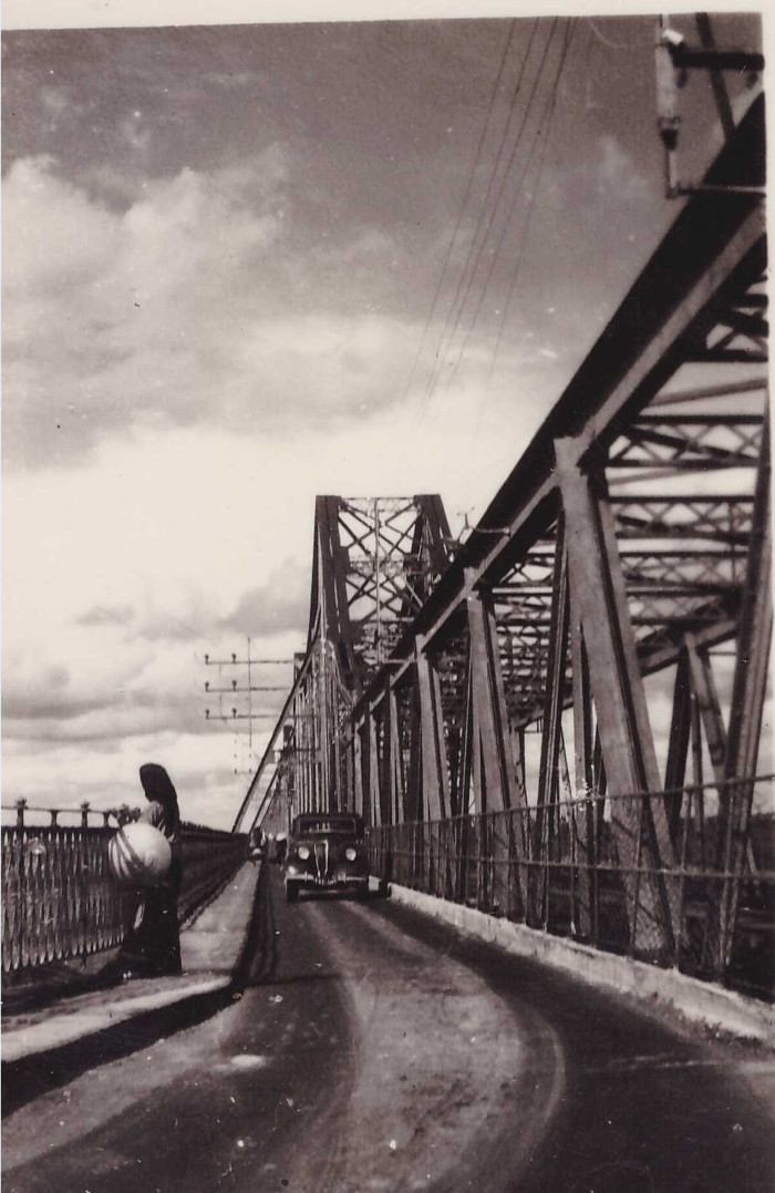 Trên cầu Long Biên.