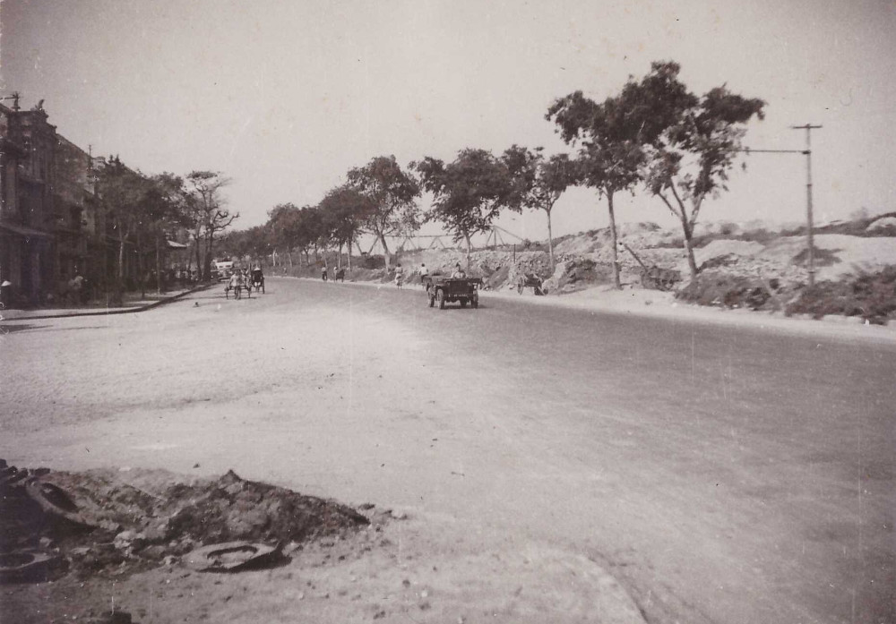 Trên đường ven đê sông Hồng, chụp từ gầm cầu Long Biên, Hà Nội năm 1950. 