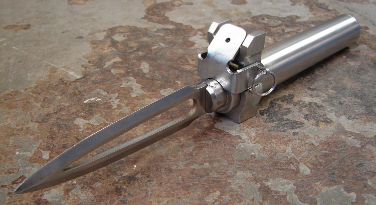 Nhìn bề ngoài, Ballistic Knife không khác gì những con dao bình thường