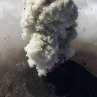 Cảnh núi lửa phun tuyệt đẹp quay bởi drone