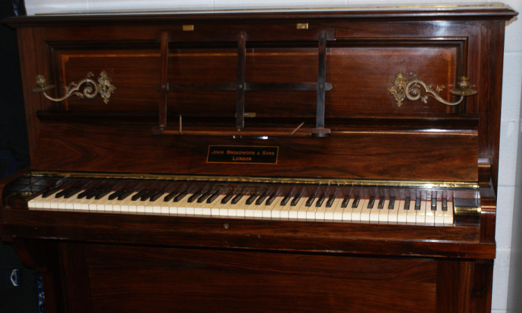 Thợ sửa đàn bất ngờ phát hiện kho báu vàng trong chiếc piano cổ