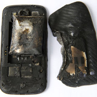 Pin điện thoại cháy nổ, bạn cần làm gì để bảo vệ bản thân?
