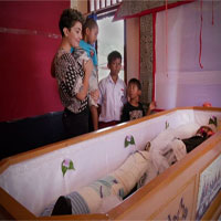 Kỳ lạ phong tục "sống với người chết" ở Indonesia