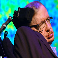 Stephen Hawking cảnh báo con người phải rời Trái Đất trong 100 năm tới