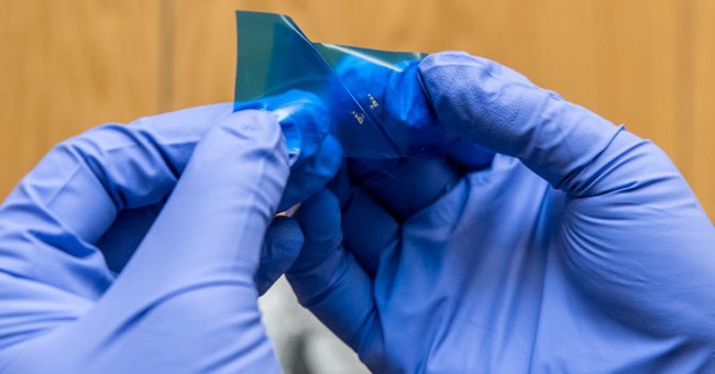 Vật chất lượng tử mới có thể dẫn điện với vận tốc gần bằng ánh sáng