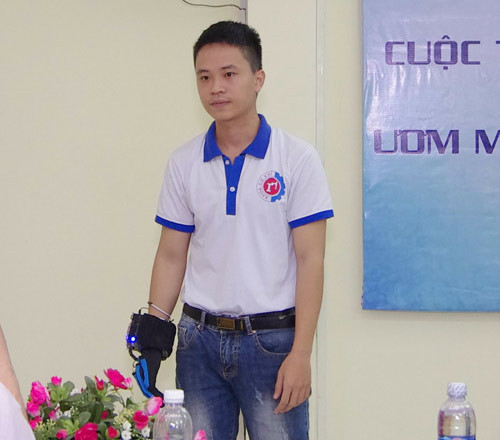 Chiếc găng tay kỳ diệu, dịch ký hiệu của người câm điếc thành lời nói