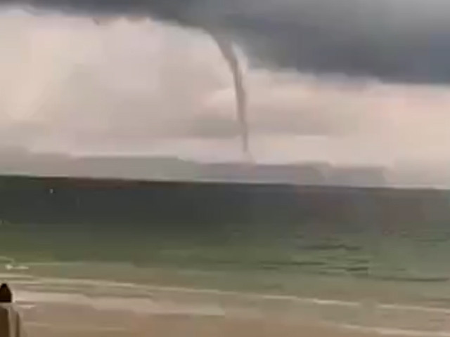 Một cột vòi rồng, lốc xoáy rất to đã xuất hiện ở giữa vùng biển.
