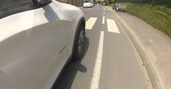 Ảo giác xe hơi chạy trên đường dù bánh xe không hề quay