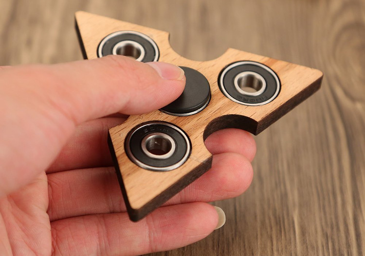 Cách chơi fidget spinner, thú vui xả stress đang khiến dân tình điên đảo