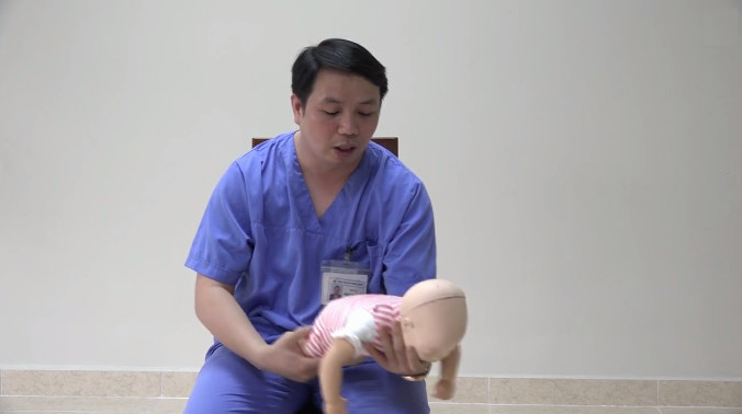 Bác sĩ hướng dẫn sơ cứu trẻ nhũ nhi hóc dị vật. Bác sĩ hướng dẫn sơ cứu trẻ nhũ nhi hóc dị vật.
