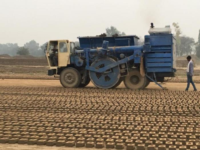 Viên gạch được đẩy ra khi phần khuôn tiếp xúc mặt đất, để lại đằng sau một hàng dài gạch hoàn hảo.