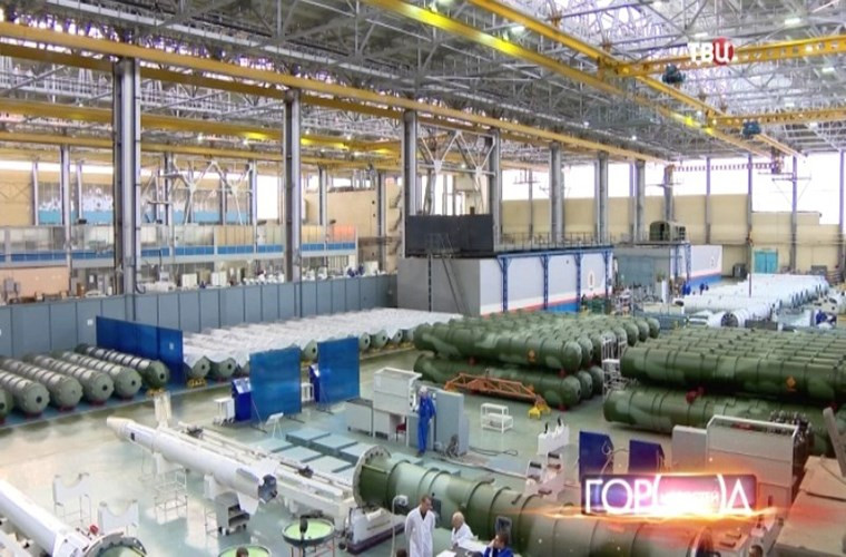 Thăm nhà máy chế tạo đạn tên lửa cho S-300 Việt Nam