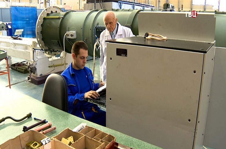 Thăm nhà máy chế tạo đạn tên lửa cho S-300 Việt Nam