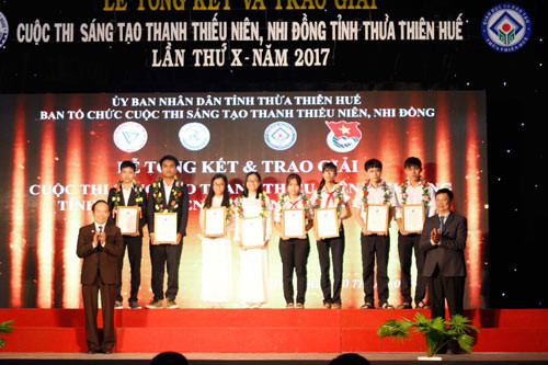 Đang làm bánh, nữ sinh Huế vô tình phát hiện vật liệu có thể thay thế ni lông