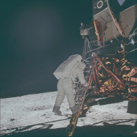 Khung cảnh hạ cánh xuống Mặt Trăng tạo thành từ hàng ngàn bức ảnh chụp