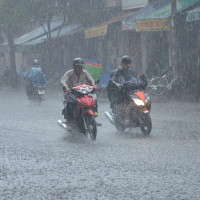 Dự báo thời tiết ngày 13/6: Hà Nội tiếp tục có mưa giông kéo dài