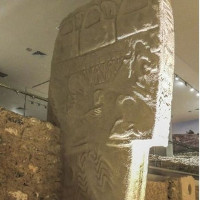 Khoảnh khắc sao chổi hủy diệt voi ma mút trên cột đá cổ