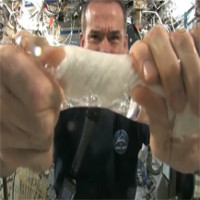 Video: Phi hành gia khổ sở vắt khăn ướt trên trạm không gian