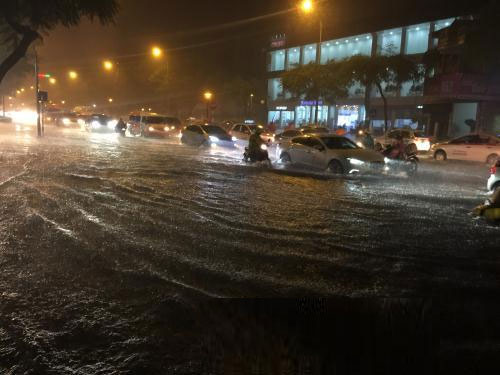 Cơn mưa lớn chiều 19/6/2017 đã gây ngập nặng tại phố Nguyễn Văn Cừ, Hà Nội.