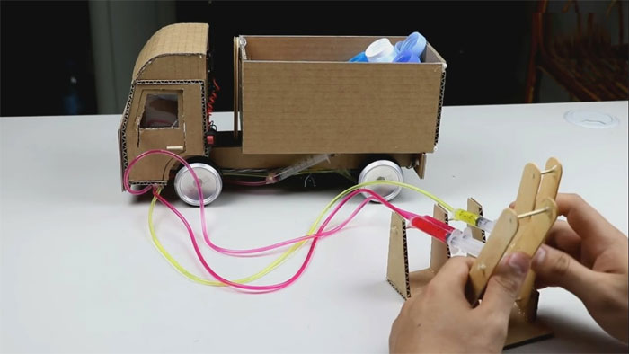 Xe tải điều khiển làm từ bìa các tông.